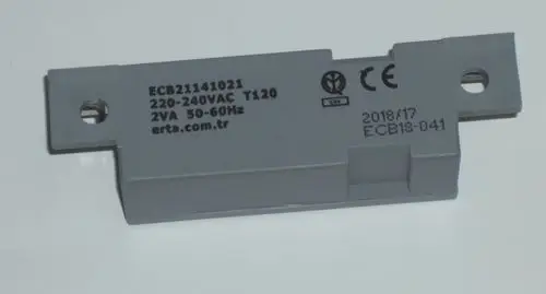 Graues elektrisches Bauteil mit Anschlusslöchern, gekennzeichnet mit Spannungsangaben und einem Website-Link, möglicherweise Teil eines Daikin-Produkts.